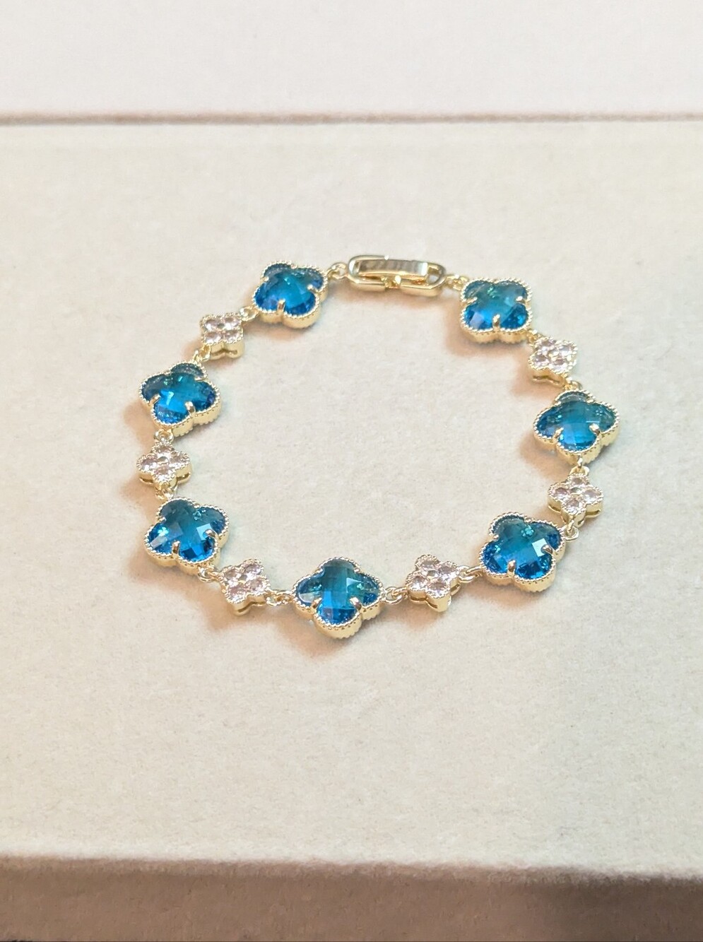 Blue Clover Link Bracelet • Gold Tone • 7” Non‑Tarnish • Fold‑Over Clasp